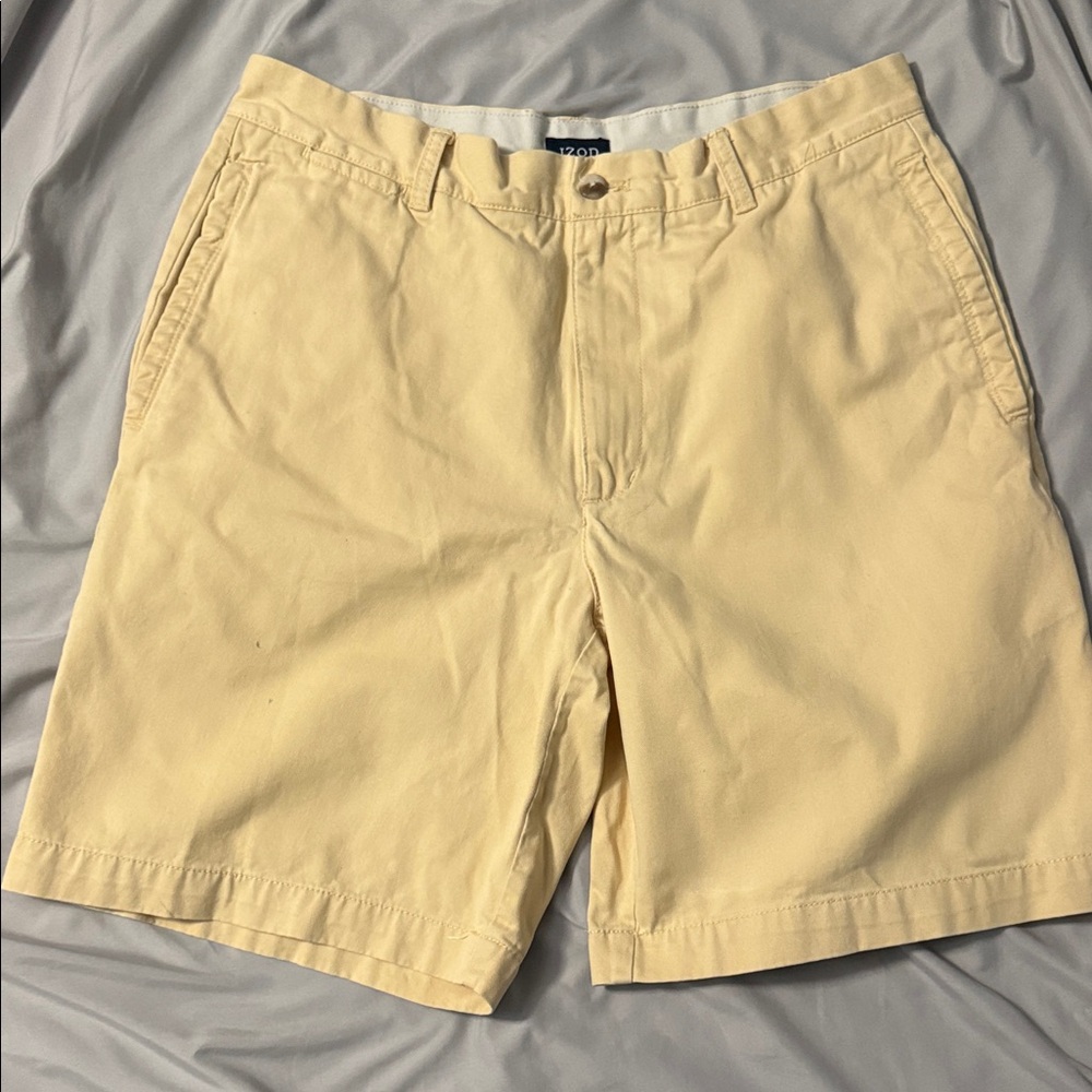 Izod Men's Cream Flat Front Shorts